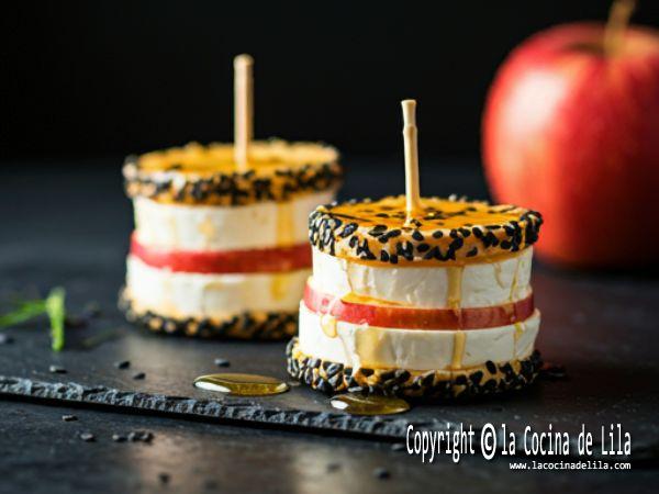 Canapés de manzana y queso cremoso con miel y sésamo negro.