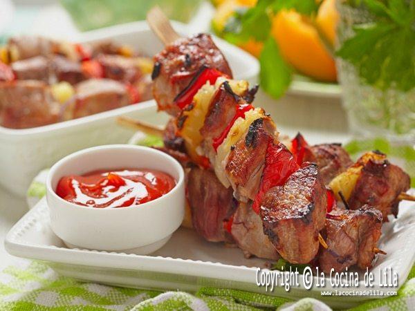 Brochetas de cerdo y piña