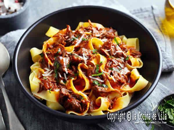 pasta con salsa ragú casera