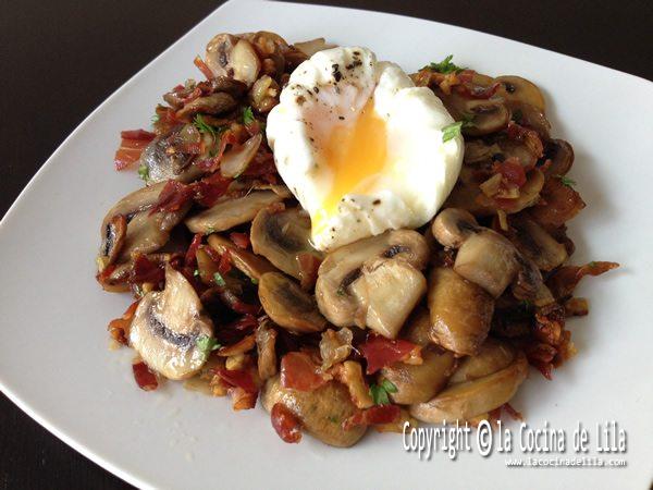 Huevos poché con champiñones