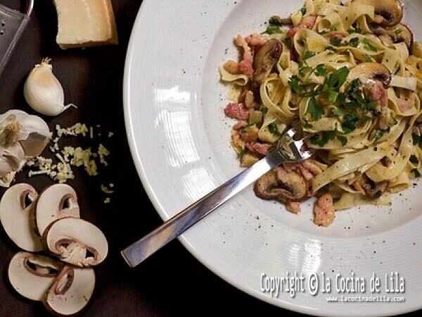 Pasta con beicon y champiñones