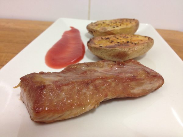 Secreto ibérico con coulis de frutos rojos