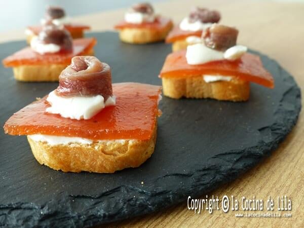 Canapés de anchoas con dulce de membrillo