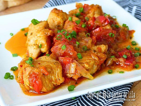 Delicioso pollo en salsa de la abuela, servido con arroz y decorado con cebollino fresco picado.