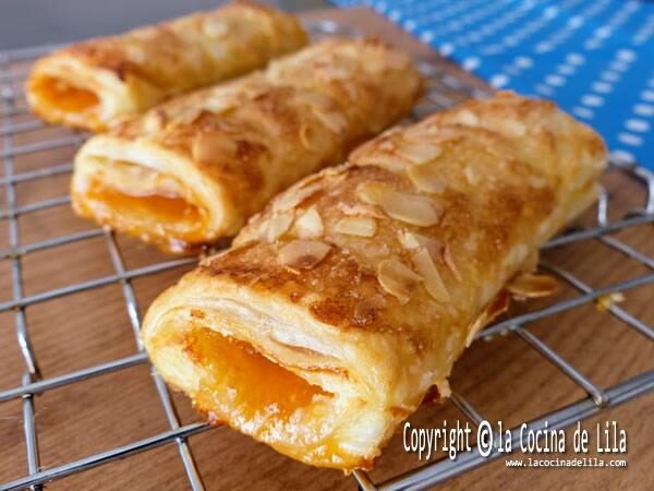 Cañas de hojaldre con queso y mermelada