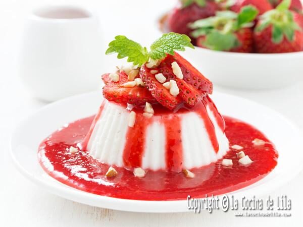 Panacota o panna cotta con salsa de frutos rojos.