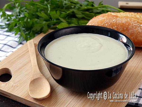 Receta casera de salsa de queso azul cremosa y fácil de hacer. Perfecta para acompañar carnes y ensaladas.