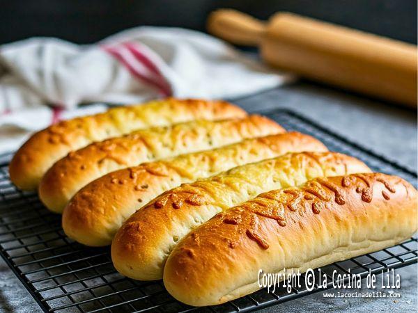 Imagen de un bocadillo tipo Subway hecho con pan casero, relleno de verduras frescas y queso.