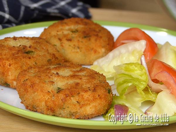 Tortitas de pollo crujientes y jugosas listas para servir.