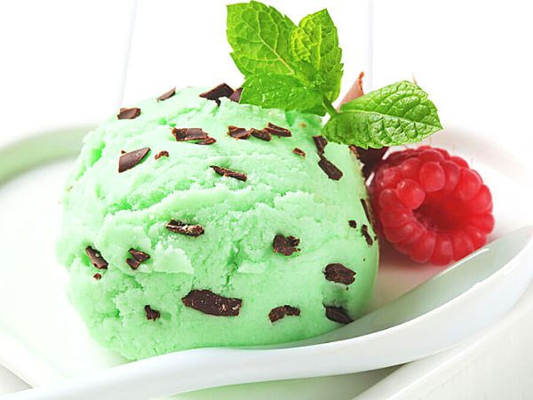 helado de menta con chocolate