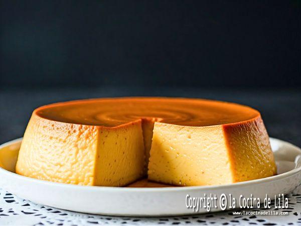 Flan de queso sin horno con textura cremosa y salsa de caramelo sobre un plato blanco.