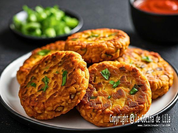 Tortitas de atún con papa crujientes y doradas servidas en un plato.