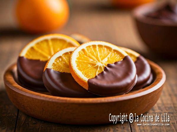 Rodajas de naranja cubiertas de chocolate oscuro como postre saludable y fácil de preparar